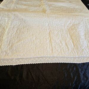 Simply Shabby Chic W-hite Quilt with Lace Trim. Twin